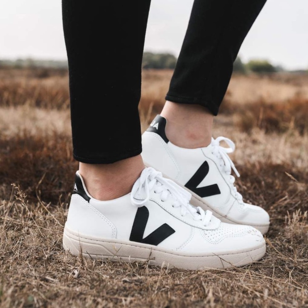 VEJA V-10 Sneakers as seen on Meghan Markle fit women 6 white low top black logo